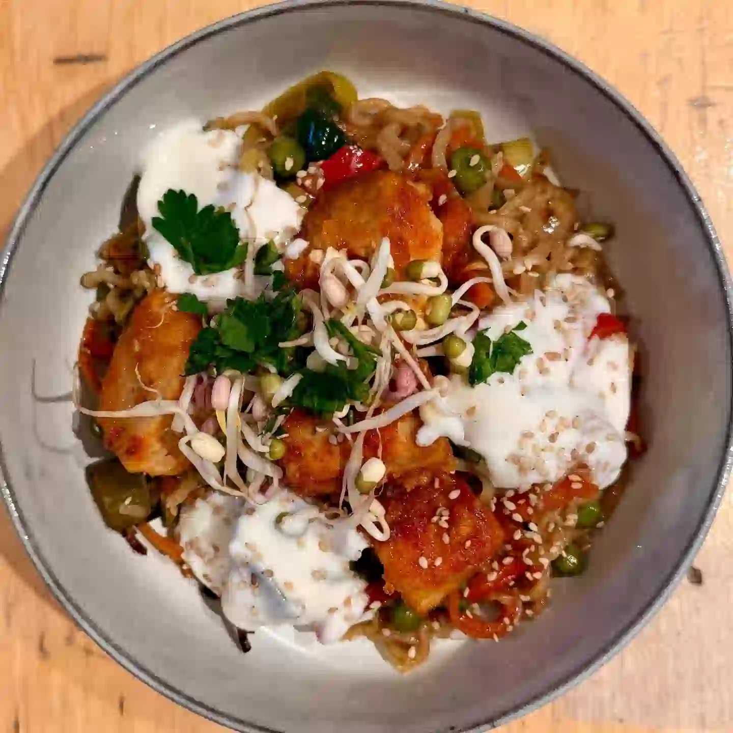 Heute gibt es bei uns zum Mittag eine leckere Asiapfanne mit mariniertem Tofu und Dip. Dazu wie immer ein Salat. 🌱

#ernas_mittagstisch #vegan #gesubdundlecker #asiapfanne #tofu