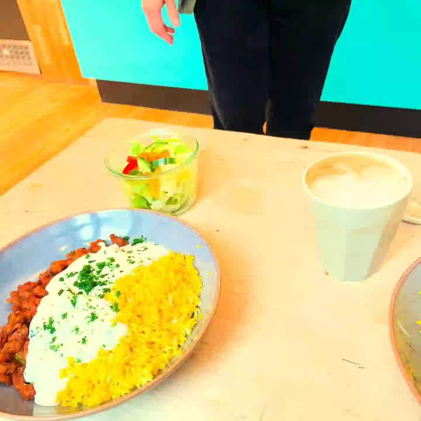 …und plötzlich wird aus einem Mittagessen togo eins tostay und aus „ich ess das jetzt mal schnell neben dem Arbeiten“ ein spontanes Treffen, Austauschen und  Gemeinschaftspflege. Danke @familiengemuese für den netten Pausentreff! #ernas_mittagstisch #ernas_neulinge