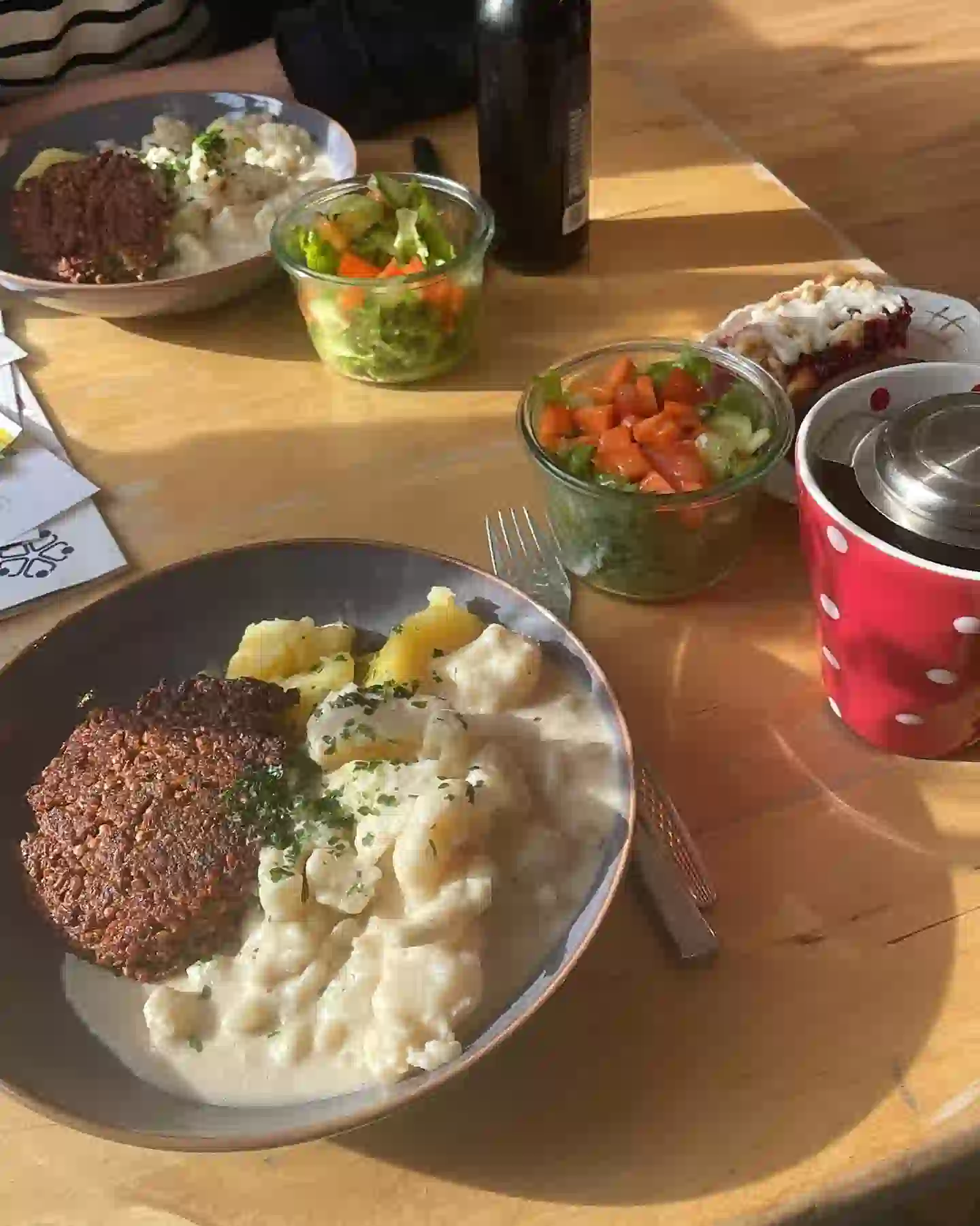Und heute gab es Buchweizenbratlinge. Lecker waren, sie allen hat es geschmeckt! Aber heute waren nicht so viele mittagessen wie sonst. Liegt es an den Bratlingen? Sollen wir zukünftig lieber was anderes auf die Wochenkarte setzen? 🤔 #frage #ernas_mittagstisch #bio #vegan #selbstgemacht #frithjofslieblingsessen #mehrheitstauglich ?