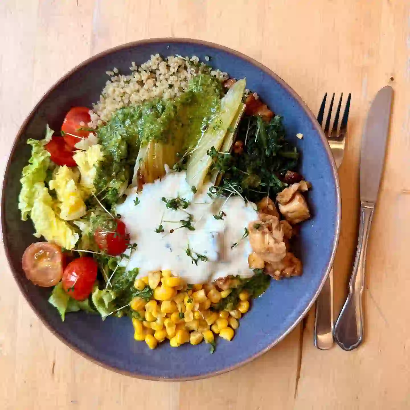 Heute gibt es bei uns zum Mittagessen Quinoa-Bowl mit Tofu und Salsa Verde. 😋🌱

#ernas_mittagstisch #vegan #gesundundlecker #quinoa #tofu