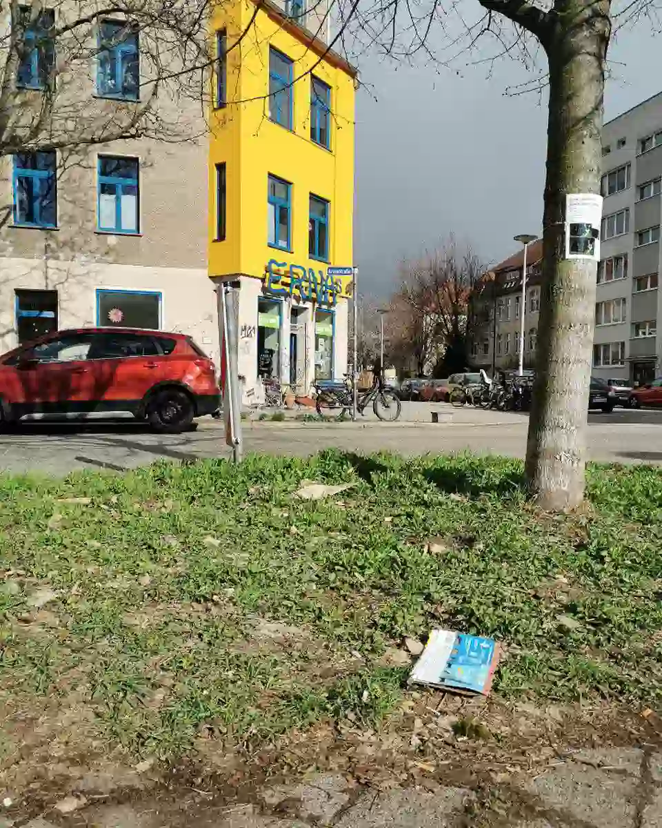 #ernas_veranstaltungen 

#KiezAufräumen 

Am 16.04. ab 16 Uhr räumen wir die Annastr auf. Müllsäcke und ein paar Müllgreifer haben wir da. 

Sarah und EhrenErnie Lisa sind vor Ort und eure Ansprechpartnerinnen. 
...und danach zum Hände waschen ins Ernas... und auf einen Kaffee bleiben... 
Wir freuen uns auf euch!