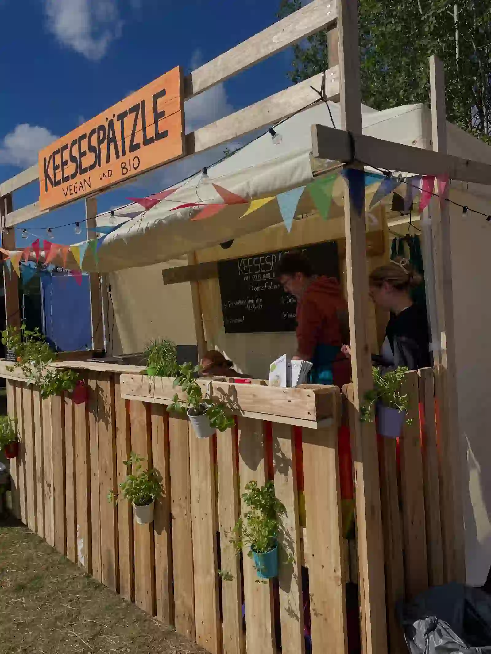 „So sollte ein Stand aussehen!“…. Totales greenhorn auf dem @3000grad und ohne Support von den weltbesten Standnachbarn fast keinen Boden unter den Füßen gehabt…kleine Wasserspiele am Aufbauabend… und die Lebensmittelkontrolle eben erfokgreich gemeistert. Dann kann die Spätzlekocherei jetzt losgehen🥳. Auf dem Gelände wird es langsam voll, heute früh halb 7 war es noch sehr verschlafen… Aber die ersten Beats kündigen den Festivalauftakt an! Yay! Wir erzählen später mehr! LG aus dem Wald ;) Sarah und Frithjof #ernas_aktuelles