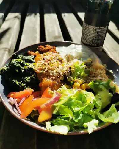Die Sonnenstrahlen und #ernas_mittagstisch genießen. 🌞😎 Danke für das Foto, Lisa! Grüße an alle Sonnenanbetenden! @buntebutze