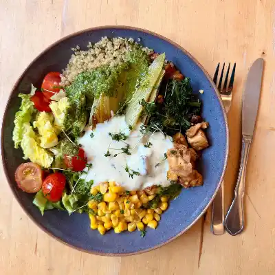 Heute gibt es bei uns zum Mittagessen Quinoa-Bowl mit Tofu und Salsa Verde. 😋🌱

#ernas_mittagstisch #vegan #gesundundlecker #quinoa #tofu