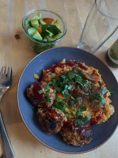 Und das haben die KüchenErnies heute gezaubert: Vrikadellen mit Karotten-OrangenStampf……nomnomnomnomnom #ernas_mittagstisch