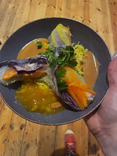 Heute erstes Wunschgericht bei #ernas_mittagstisch Sommerrollen mit Erdnussauce und Mangochutney. Wir geben zu, rollen dürfen wir noch üben. Aber gemacklich….zum Reinlegen 💛 schön, dass es euch geschmeckt hat! #ökofluencer #vegan #selbstgekocht