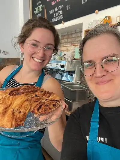 Wo sind denn alle? Bestimmt noch oder schon im Urlaub oder am See….aber für alle anderen: Johanna und Sarah sind heute noch bis 14:00 für euch im Laden. Wir haben Kuuuchen, Couscous mit Falafel, frisches vom @brauhaus_brewckau , Stangensellerie zum Retten und ganz viel Liebe für euch. Und bis ihr uns besucht, macht Johanna noch ein bisschen frischen Kartoffelsalat für euch! Bis gleich! :) #ernas_team #teamsamstag Liebe für alle! Außer Nazis…