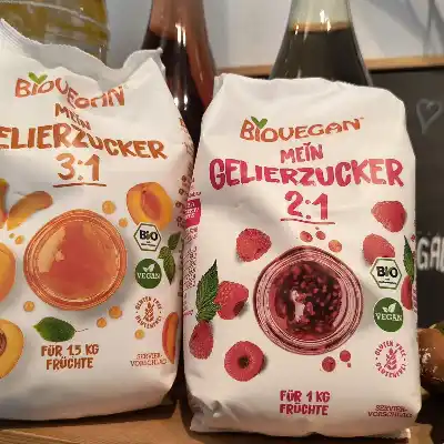 Hallo neue Woche!
Im Juni hat sich einiges an Neuheiten in unseren Regalen eingefunden, die ich euch hier vorstellen darf:

Passend zur Sommerernte haben wir Gelierzucker (vegan) neu ins Sortiment aufgenommen.
Die Sprossen von @Sonnentor peppen jeden Salat auf und sind schnell und kostengünstig herangezogen. Ihr habt die Wahl zwischen Kresse, Bockshornklee und Alfalfa sowie einer Mischung aus Linsen, Radieschen und Senfsaat. Auch bei den Getränken haben wir aufgestockt und nun auch Säfte von @beutelsbacher_ für euch da. Außerdem stilles Wasser und "Sekko Soziale" (in rosé und weiß), der den schönen Untertitel "Anstoßen statt Ausgrenzen" trägt. Eine neue Brause gibt es auch und zwar eine, die den üblichen Zucker mit Dattelsüße ersetzt. Und wer dieses Prinzip auch für Kuchen & Co anwenden möchte, kann nun bequem Dattelrohmasse bei uns kaufen (wer die selber machen will: keine Sorge, wir verkaufen auch weiterhin Deget Nour und Medjoul Datteln unverpackt). Für die vegane Sahne auf dem Kuchen probieren wir eine neue Sorte auf Kokosbasis aus. Und da es gerade schwer ist, an unverpackte Leinsamen zu kommen, haben wir sie zumindest vorübergehend im Papiergewand für euch da.

Neues tut sich auch im Kosmetikregal: von @fairsquared haben wir nun vier Haarseifen für verschiedene Haartypen da.

Und zu guter Letzt: Nicht neu aber endlich wieder da: Nudeln von der @nudelwerkstatt . Die gibt es jetzt auch in neuen fancy Formen... und sind bestimmt auch voll lecker!

#ernas_neulinge #ernas_aktuelles #gelierzucker #saft #sekkosoziale #sprossen #haarseife #leinsamen #dattellimo #dattelrohmasse #veganesahne