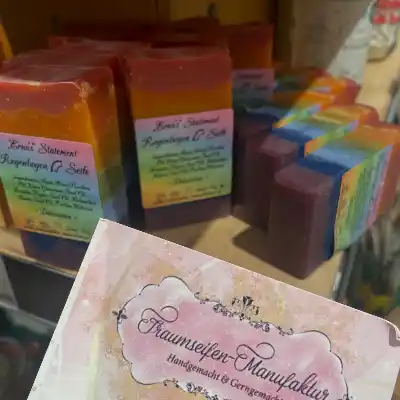Damit wir die „Neutralität“ in Berlin mal von grobem Schmutz und Unfug reinigen können! Danke an Michaela von der @traumseifenmanufaktur für die Umsetzung! Wir lieben sie!!!
🤩😻🩷❤️🧡💛💚🩵💙💜
#ernas_neulinge #ernas_aktuelles #ernas_statment #gegenrechts #buntstattbraunblau #zirkusstattkasperletheater