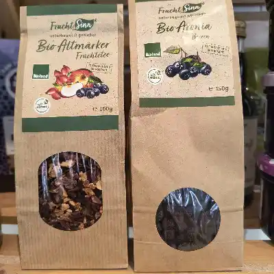 Und was gibt es diesen Monat neu bei uns zu kaufen?

Volle Aronia-Power: Als Saft, als Gelee oder Aufstrich, getrocknet und in Pulverform.
Außerdem haben wir einen feinen neuen Früchtetee von Frucht.Sinn für euch.

Neu ist auch Rohkakao-Pulver für die Rohkost-Freund:innen unter euch. Energie-Kick, Vollkorn-Penne und getrocknete Tomaten im Glas sind ebenfalls neu.

Und endlich wieder da mit sonnigen Erinnerungen an die letzte Grill-Party: Grilloeliven.

Probiert euch durch und gebt uns gerne Rückmeldung! Was sind eure Favoriten diesen Monat?

#ernas_neulinge #aronia #rohkakaopulver #vollkorn #oeliven #getrocknetetomaten🍅
