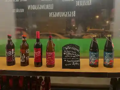 Und passend zum Schneegestöber gibt es morgen, am Samstag, Punsch bei uns. Vor allem für die kleinen Schneeverrückten. Aber auch die Großen dürfen gern kommen und bei unserem winterlichen Glühwein-, Keks-, und Weihnachtstee-SALE zuschlagen. Machts euch kuschlig warm nach der Schneeballschlacht ;) #ernas_aktuelles