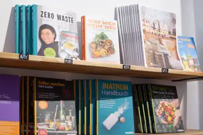 Bücherregal und Spieleauswahl